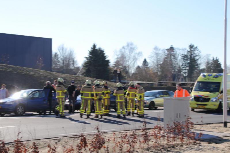 Gewonde bij kop-staart aanrijding tussen drie voertuigen (Voorst)
