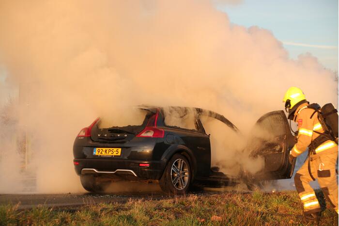 Auto vliegt tijdens rijden in brand