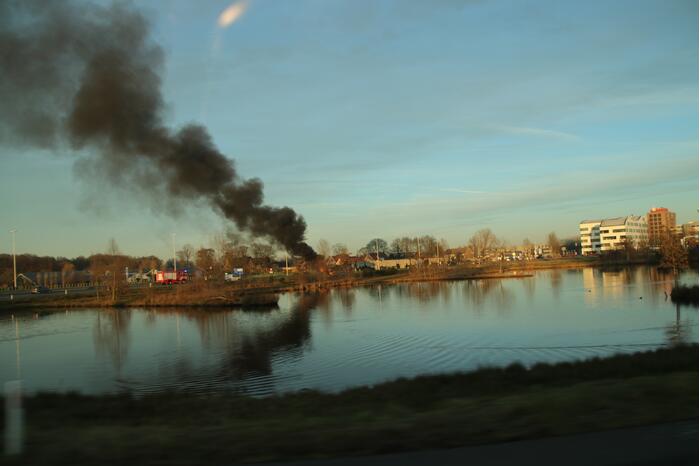 Auto vliegt tijdens rijden in brand