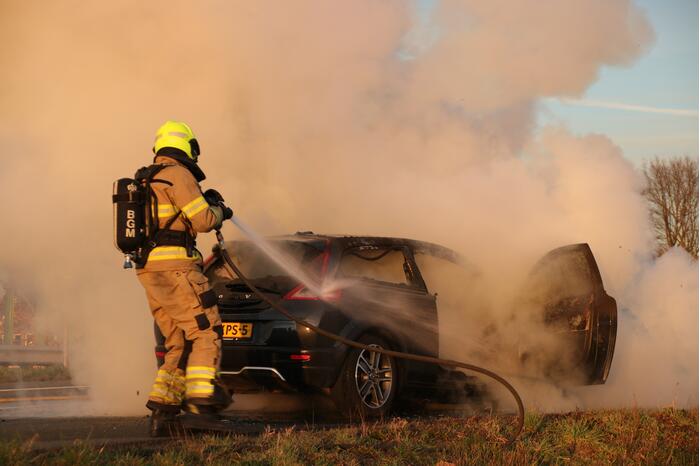 Auto vliegt tijdens rijden in brand