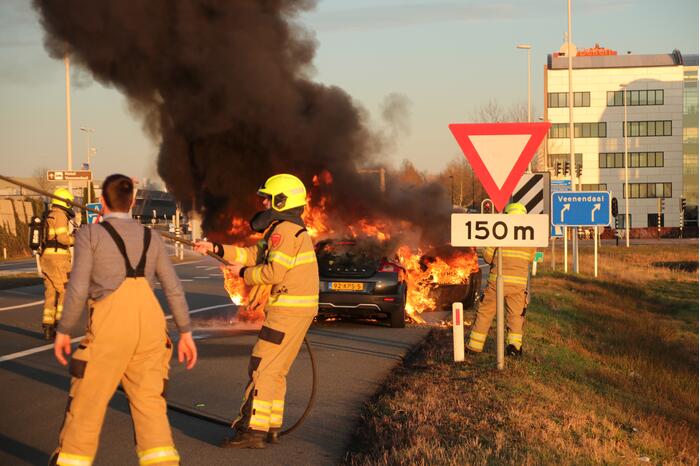 Auto vliegt tijdens rijden in brand