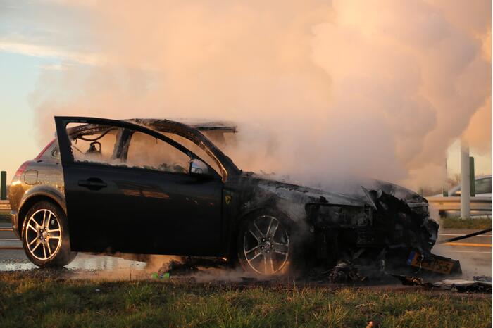 Auto vliegt tijdens rijden in brand
