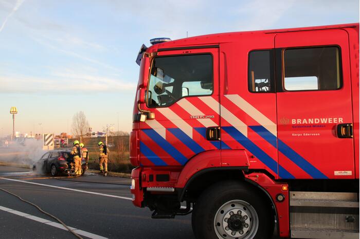 Auto vliegt tijdens rijden in brand