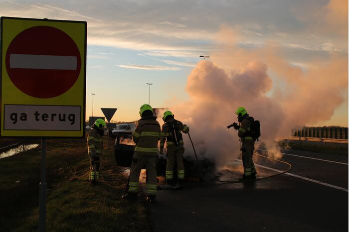 Auto vliegt tijdens rijden in brand