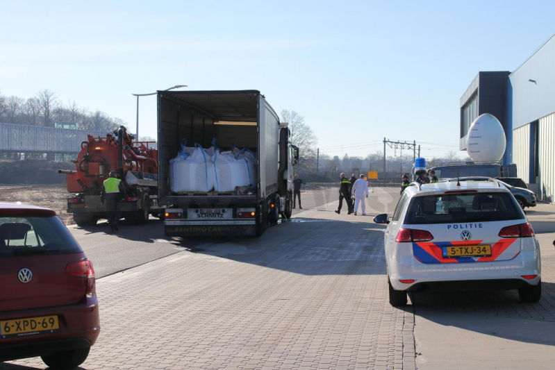 Vrachtwagen rijdt tank lek tegen laaddock (Barneveld)