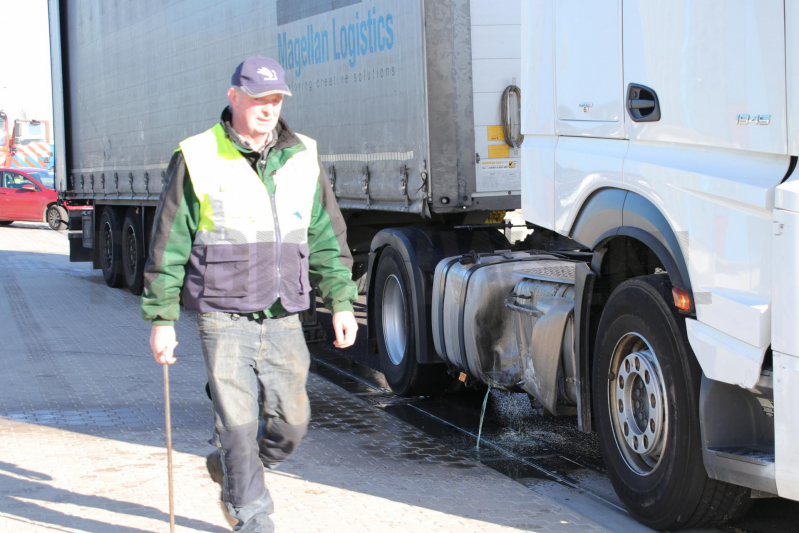 Vrachtwagen rijdt tank lek tegen laaddock (Barneveld)