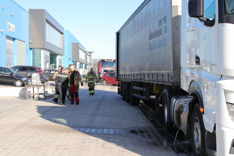 Vrachtwagen rijdt tank lek tegen laaddock (Barneveld)