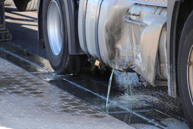 Vrachtwagen rijdt tank lek tegen laaddock (Barneveld)