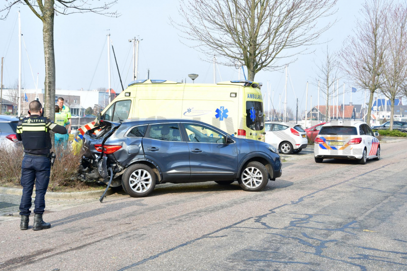 Drie auto's zwaar beschadigd bij crash (Huizen)