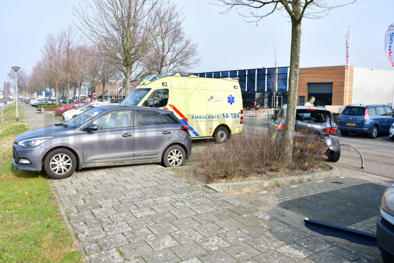 Drie auto's zwaar beschadigd bij crash (Huizen)