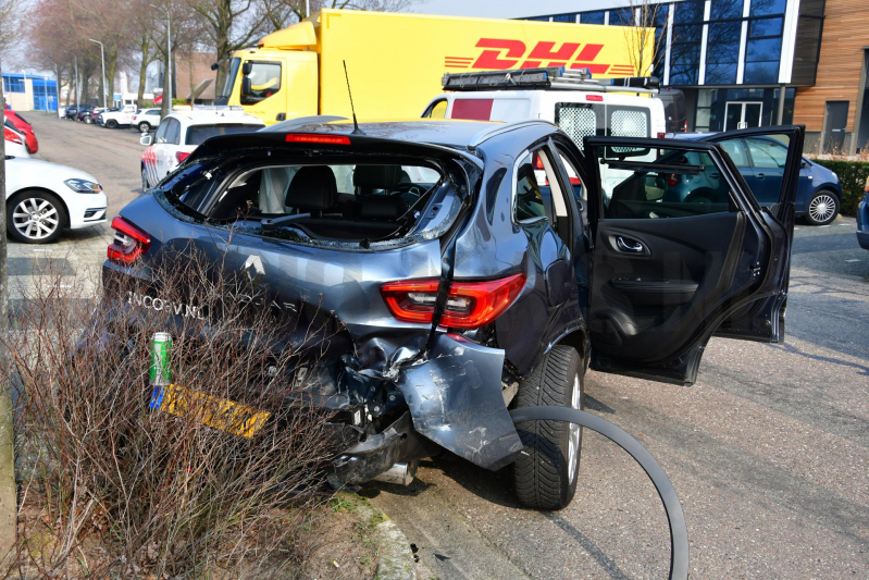 Drie auto's zwaar beschadigd bij crash (Huizen)