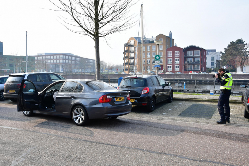 Drie auto's zwaar beschadigd bij crash (Huizen)