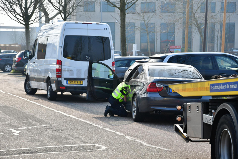 Drie auto's zwaar beschadigd bij crash (Huizen)