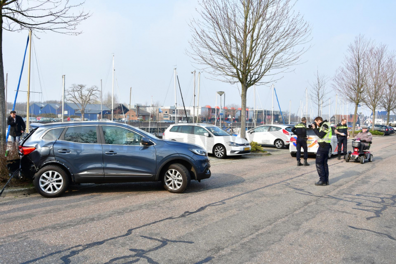 Drie auto's zwaar beschadigd bij crash (Huizen)