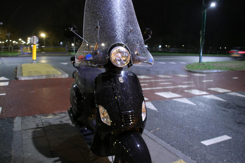 Doorrijdende gele bestelbus rijdt snorscooter aan (Veenendaal)