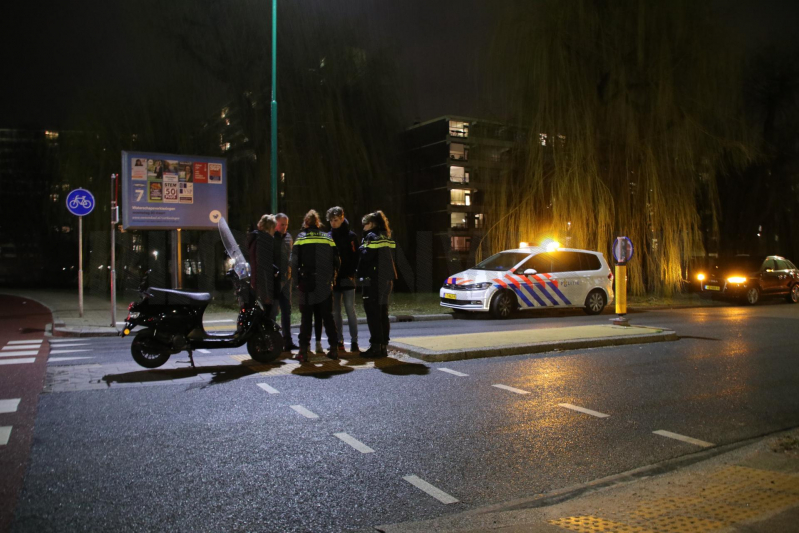 Doorrijdende gele bestelbus rijdt snorscooter aan (Veenendaal)