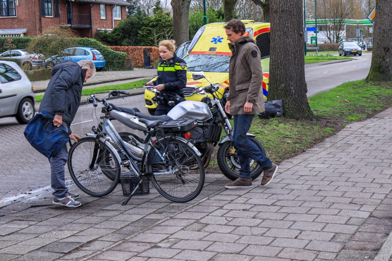Fietsster gewond na aanrijding motor (Baarn)
