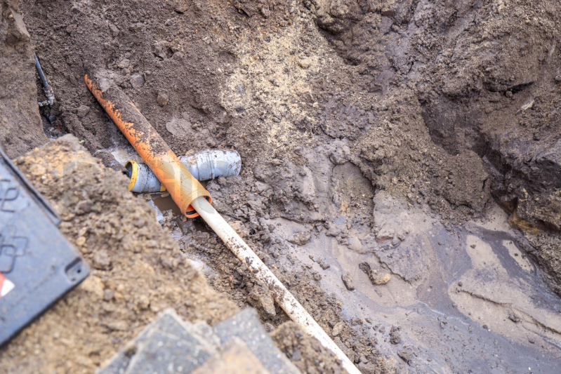 Hoofdwaterleiding geraakt bij graafwerkzaamheden (Amersfoort)