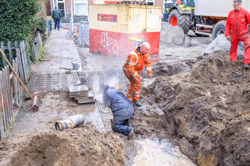 Hoofdwaterleiding geraakt bij graafwerkzaamheden (Amersfoort)