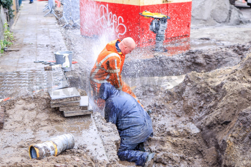Hoofdwaterleiding geraakt bij graafwerkzaamheden (Amersfoort)
