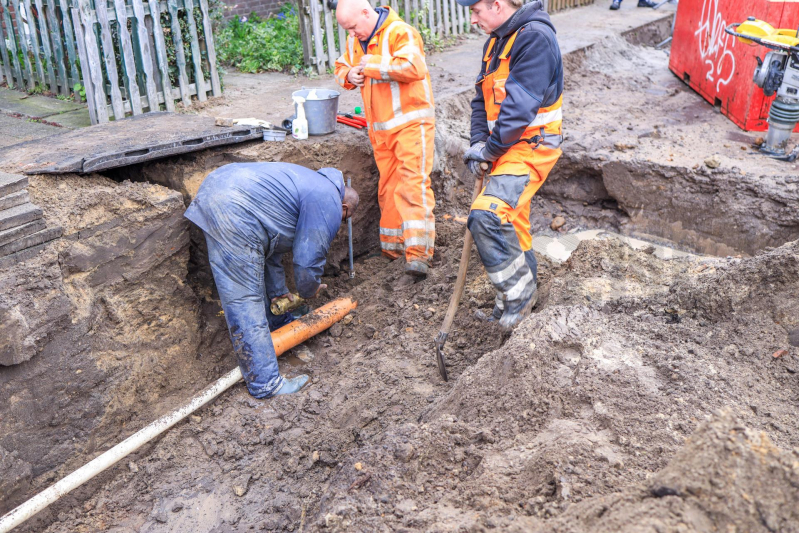 Hoofdwaterleiding geraakt bij graafwerkzaamheden (Amersfoort)
