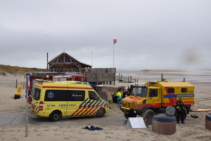 Mensen en honden vast op zandplaat, vrouw is overleden