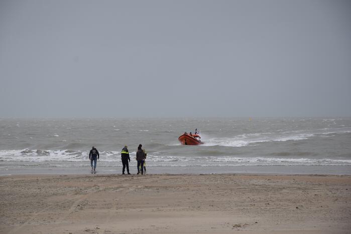 Mensen en honden vast op zandplaat, vrouw is overleden