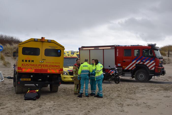 Mensen en honden vast op zandplaat, vrouw is overleden