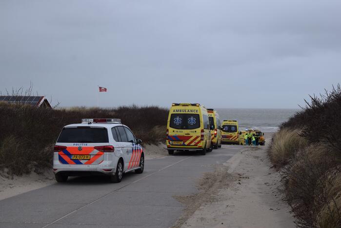 Mensen en honden vast op zandplaat, vrouw is overleden
