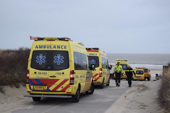 Mensen en honden vast op zandplaat, vrouw is overleden