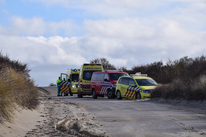 Mensen en honden vast op zandplaat, vrouw is overleden