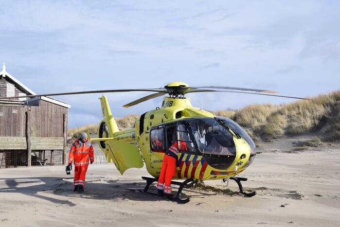 Mensen en honden vast op zandplaat, vrouw is overleden