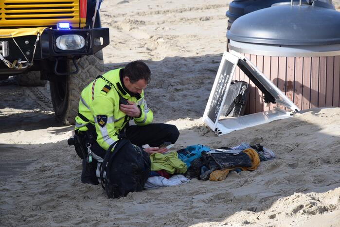 Mensen en honden vast op zandplaat, vrouw is overleden