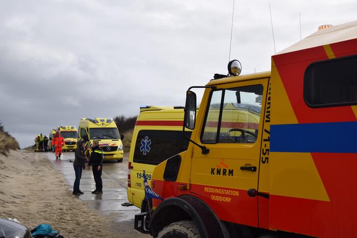 Mensen en honden vast op zandplaat, vrouw is overleden