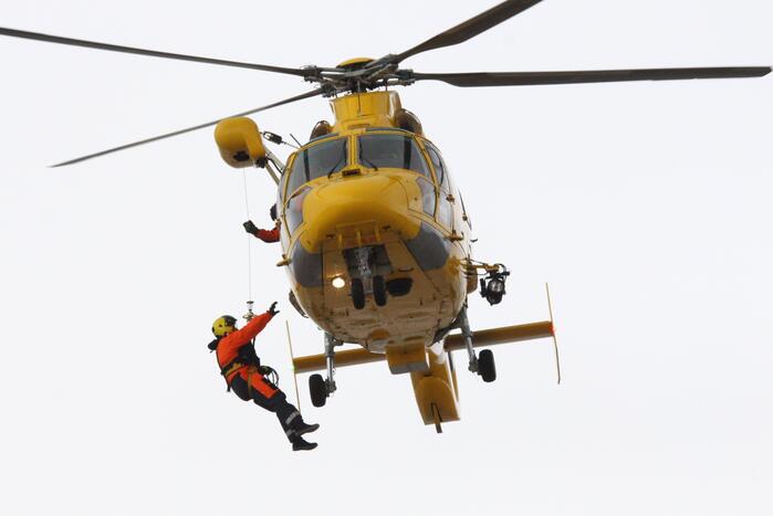 Mensen en honden vast op zandplaat, vrouw is overleden