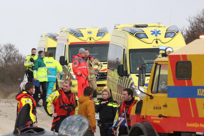 Mensen en honden vast op zandplaat, vrouw is overleden