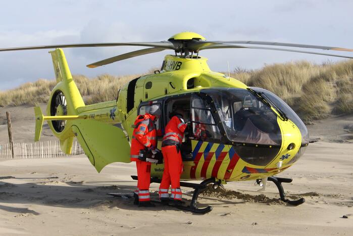 Mensen en honden vast op zandplaat, vrouw is overleden
