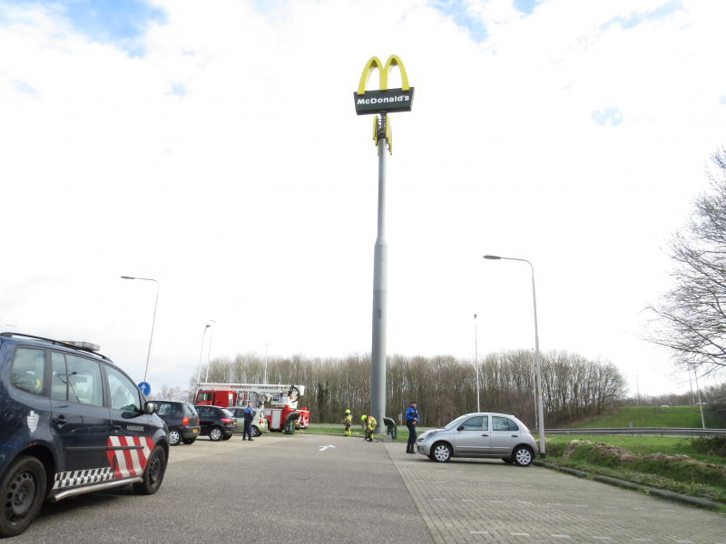 McDonald's bord hangt los