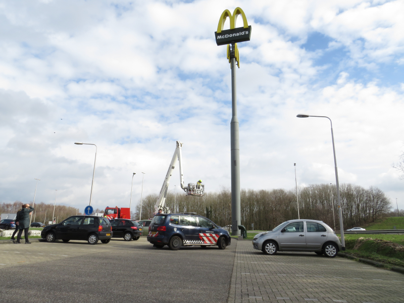 McDonald's bord hangt los