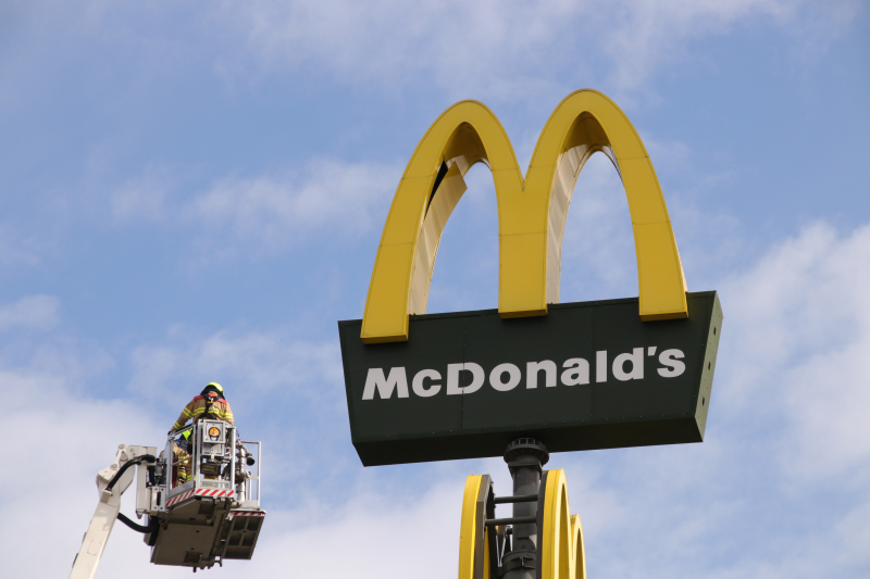 McDonald's bord hangt los