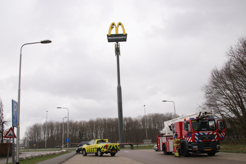 McDonald's bord hangt los