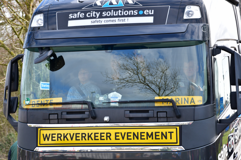 30ste Gooise Karavaan toeterend door de regio