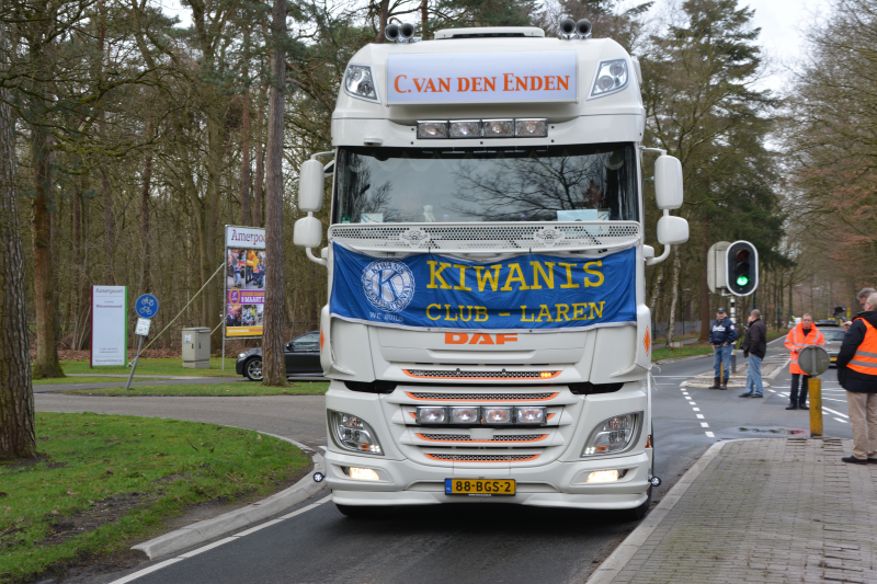 30ste Gooise Karavaan toeterend door de regio