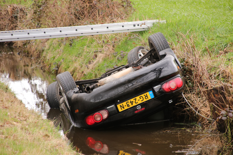 Bestuurder verliest macht over het stuur en rijdt water in