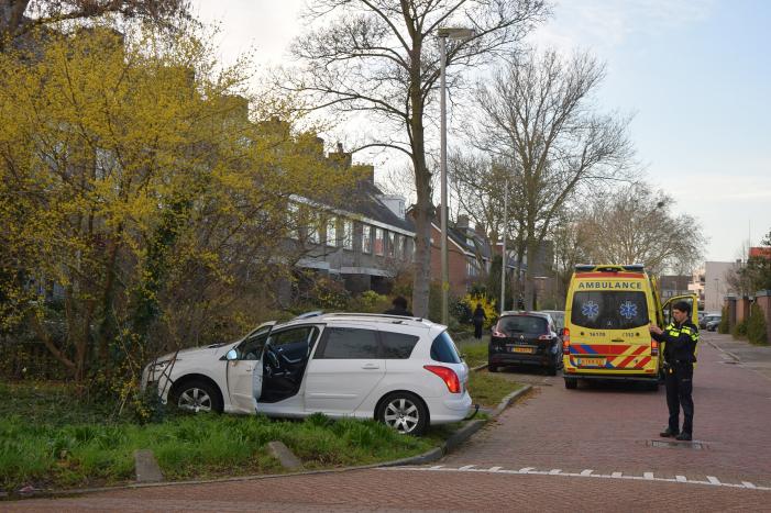Automobilist schiet van de weg en belandtt in bosschage
