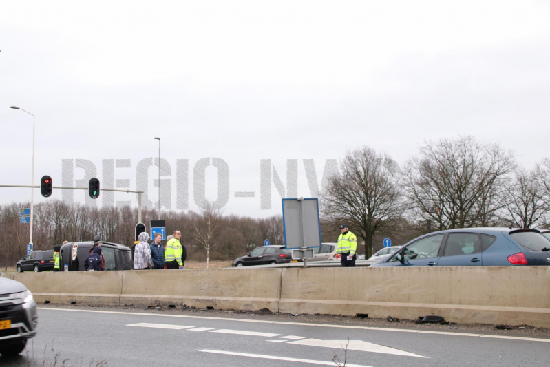 Auto vliegt over middengelijder en belandt op zijkant