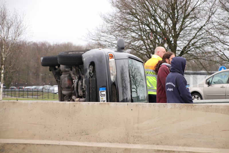 Auto vliegt over middengelijder en belandt op zijkant
