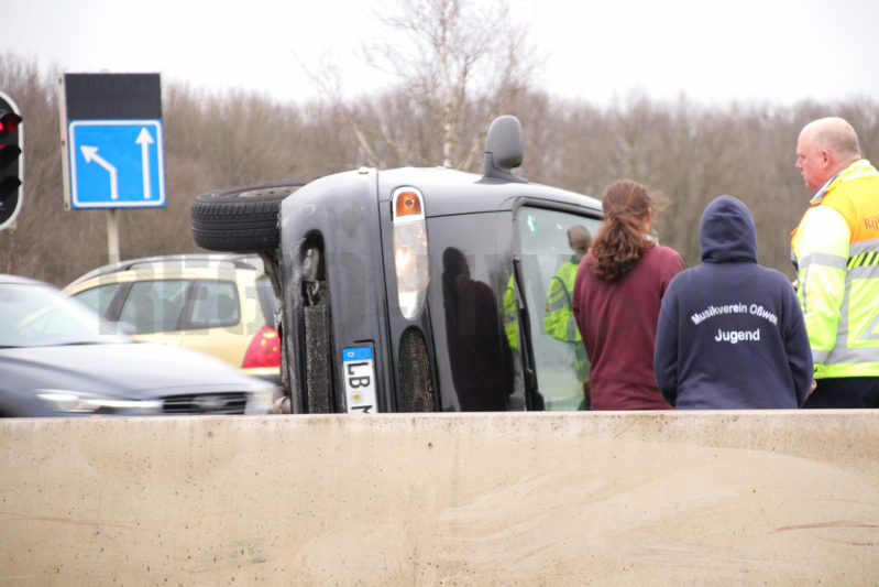 Auto vliegt over middengelijder en belandt op zijkant