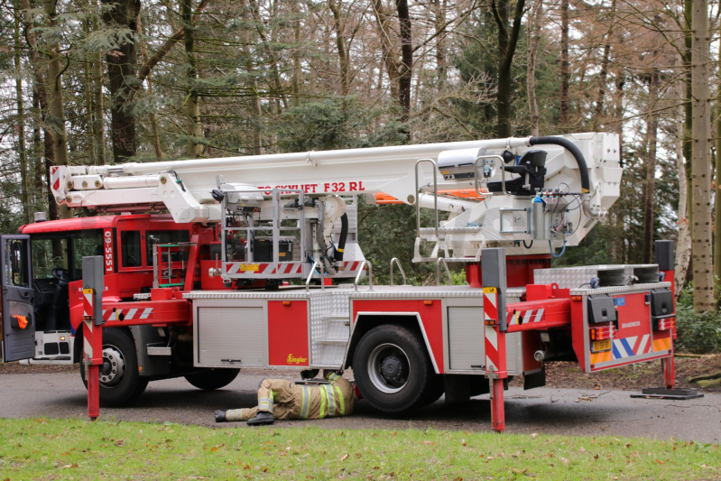 Hoogwerker weigert dienst om een grote boom met schade te vellen