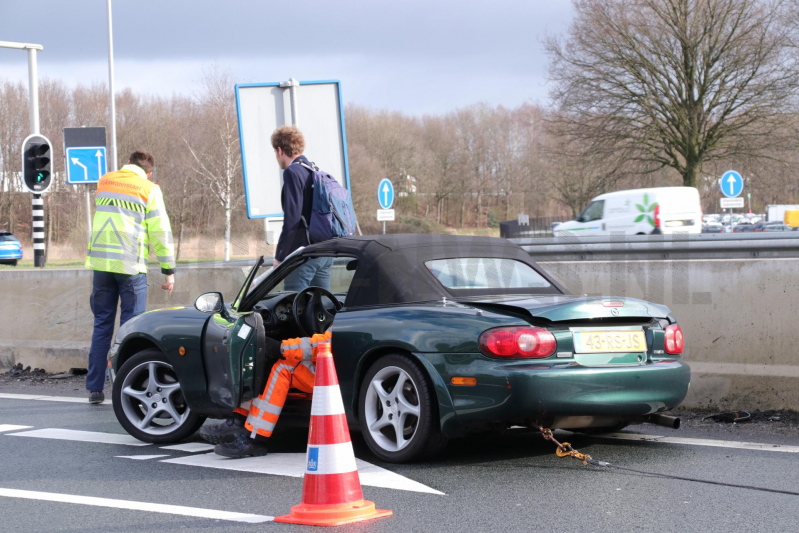 Opnieuw auto uit de bocht gevlogen op beruchte afrit